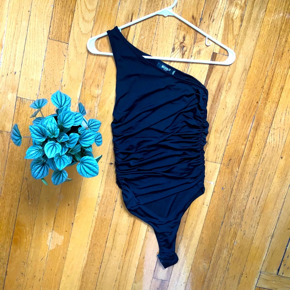 MISGUIDED Petite Black Black Seam Free Shoulder Bodysuit size 4